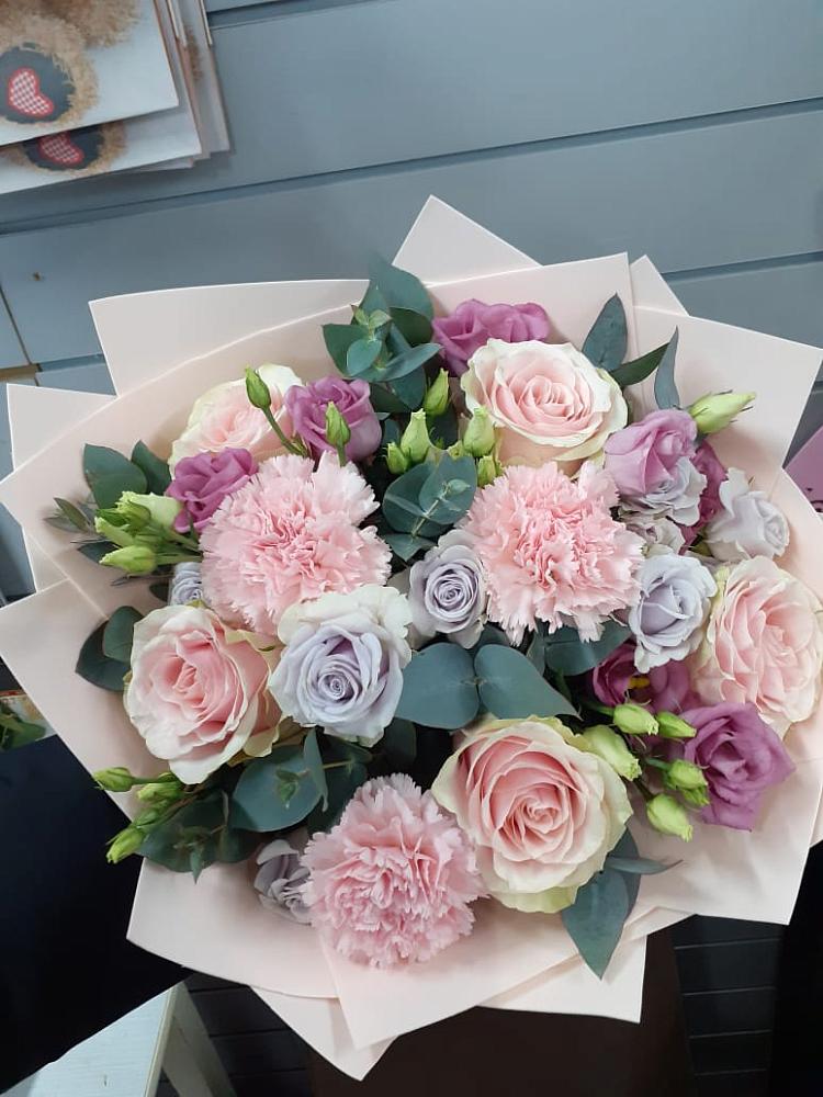 Букет цветов из: Розы, Гвоздики и Лизиантусы в Мурашах